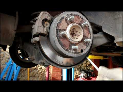 Как развести колодки ручного тормоза на Mitsubishi Lancer X 1,6 2012 года Мицубиси Лансер