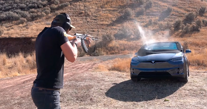 Tesla Model X против AK-47
